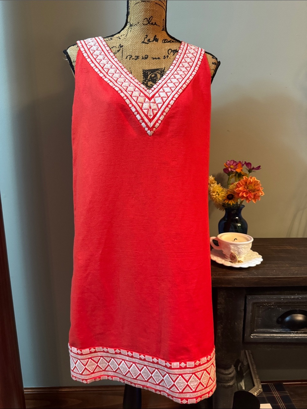 Kate Spade Red Sleeveless Embroidered V-Neck Shift Dress. Size 10.